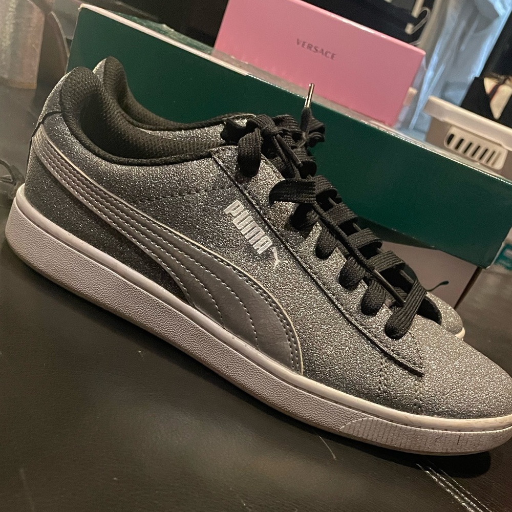 Women Puma sneakers 7.5